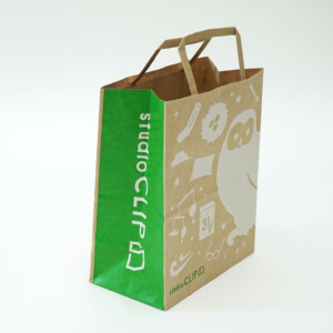 かわいい雑貨ブランドのサステナブル活動を示すオリジナル紙袋