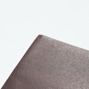 布目のような繊細なエンボス加工が施された、東京発フレグランスブランドのオリジナル紙袋。