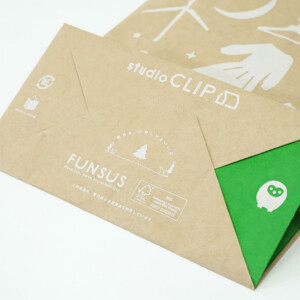 かわいい雑貨ブランドのサステナブル活動を示すオリジナル紙袋