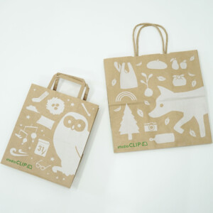 ナチュラルなクラフト紙に動物たちのイラストが大きく描かれた、雑貨ブランドのオリジナル紙袋