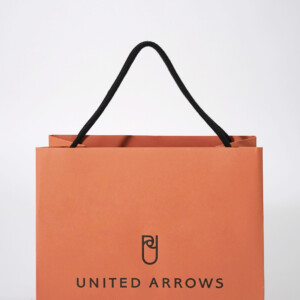 縦留めのハンドルで上品に仕上げられた、大人に向けたドレス軸のライフスタイルを提案するセレクトショップのオリジナル紙袋