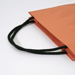 縦留めのハンドルで上品に仕上げられた、大人に向けたドレス軸のライフスタイルを提案するセレクトショップのオリジナル紙袋