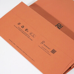 底面部分に環境マークがコンパクトに並べられた、大人に向けたドレス軸のライフスタイルを提案するセレクトショップのオリジナル紙袋