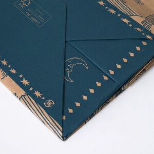 見えない部分にも遊び心を加えた、クラフト紙本来の色味を活かしたジブリパークのグッズショップ「冒険飛行団」のレトロなオリジナル紙袋