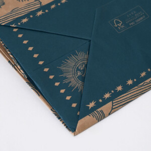 見えない部分にも遊び心を加えた、クラフト紙本来の色味を活かしたジブリパークのグッズショップ「冒険飛行団」のレトロなオリジナル紙袋