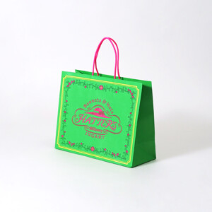 フルカラー印刷でレトロな花と可愛らしい帽子が表現された、ジブリパークのグッズショップ「ハッター帽子店」のオリジナル紙袋