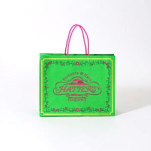 フルカラー印刷でレトロな花と可愛らしい帽子が表現された、ジブリパークのグッズショップ「ハッター帽子店」のオリジナル紙袋