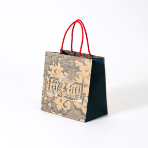 ポップなカラーのハンドルがかわいい、クラフト紙本来の色味を活かしたジブリパークのグッズショップ「冒険飛行団」のレトロなオリジナル紙袋