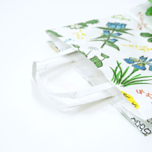 北海道の有名和菓子メーカーが手がけた、白色のクラフト紙にフルカラーで華麗な花柄をあしらった、紙平紐ハンドルのついたオリジナル紙袋