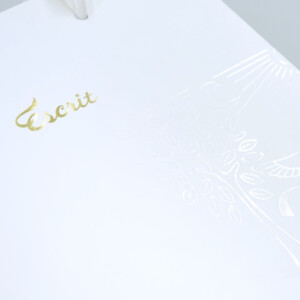 純白のボディに金の箔押しロゴ、エンボス、UV印刷が美しい、ブライダル企業の洗練されたオリジナル紙袋