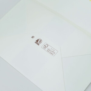 純白のボディにSDGsとFSC認証マークが配された、環境にも配慮したブライダル企業のオリジナル紙袋