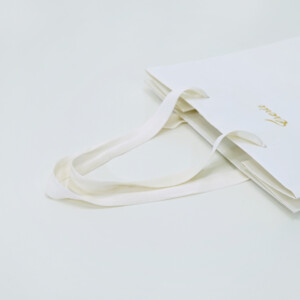 洗練されたブライダル企業にふさわしい、紙ファイバー製の平紐エコハンドルが付いたオリジナル紙袋