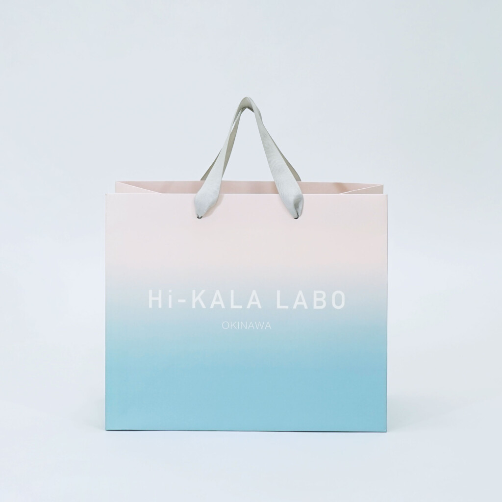 グラデーションが綺麗なお土産店の紙袋1