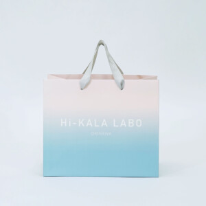 グラデーションが綺麗なお土産店の紙袋1