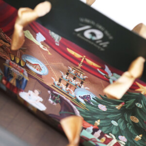 美しさを追求するセレクトコスメショップが贈る、子供の夢が内面に描かれた、ブランド10周年を記念するホリデー限定オリジナル紙袋