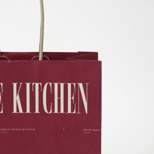 コスメティックブランドで人気の、ヴィンテージ感のあるクラフト紙を採用した、高級感あるホリデー限定オリジナル紙袋