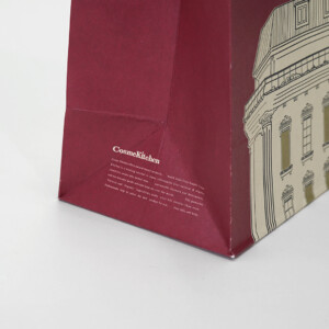 コスメティックブランドで人気の、ヴィンテージ感のあるクラフト紙を採用した、高級感あるホリデー限定オリジナル紙袋