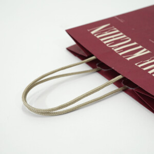 コスメティックブランドで人気の、パイレンロープのハンドルが光沢感を放つオリジナル紙袋