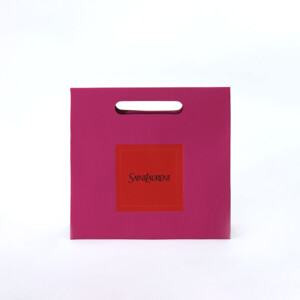 斬新なデザインで有名なラグジュアリーブランドの、小判抜きがオシャレなオリジナル紙袋