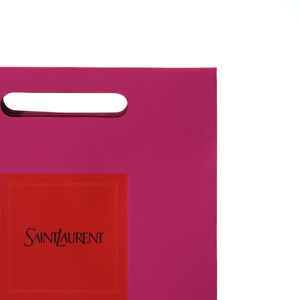 斬新なデザインで有名なラグジュアリーブランドの、小判抜きがオシャレなオリジナル紙袋