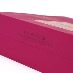 斬新なデザインで有名なラグジュアリーブランドの、底面に環境マークが並べられたSDGsなオリジナル紙袋