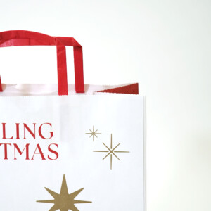 晒クラフト紙の風合いがナチュラルな印象を与える、フラワーショップのホリデー限定オリジナル紙袋