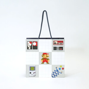 日本が誇る世界的人気ゲームメーカーの、懐かしいキャラクターイラストがフルカラー印刷で施された可愛いオリジナル紙袋