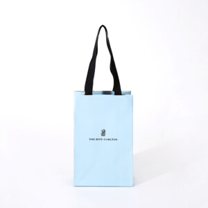 世界最高峰のラグジュアリーホテルによる、ブラックの箔押し加工が施されたスタイリッシュなオリジナル紙袋