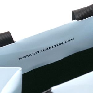 世界最高峰のラグジュアリーホテルによる、口折り部分にホテルのURLが印刷されたスタイリッシュなオリジナル紙袋