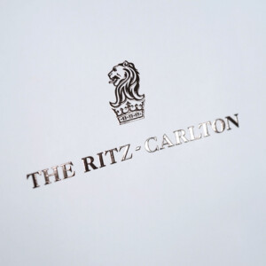 世界最高峰のラグジュアリーホテルによる、ブラックの箔押し加工が施されたスタイリッシュなオリジナル紙袋