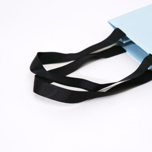 世界最高峰のラグジュアリーホテルによる、黒のグログランリボンが美しいスタイリッシュなオリジナル紙袋