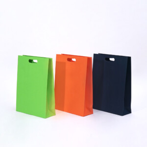 豊富なカラーと繊細なエンボスが特徴の紙袋1