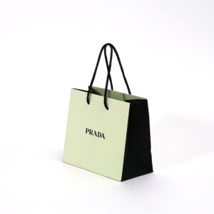 イタリアのラグジュアリーブランドの、ライトグリーンとブラックの切り替えが特徴的な高級感あふれるオリジナル紙袋