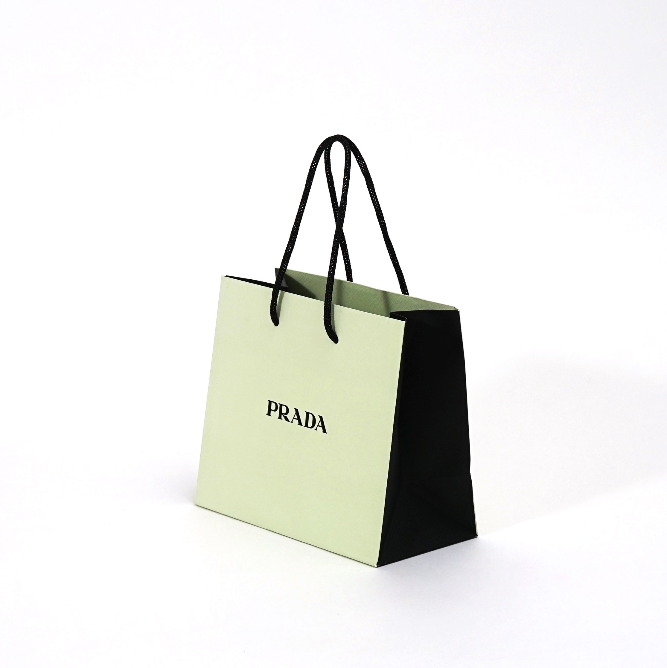 ハイブランドによるビューティラインの爽やかさとシックが兼ね備えた紙袋