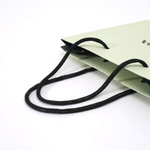 イタリアのラグジュアリーブランドの、サステナブルな紙ファイバーハンドルを採用した高級感あふれるエコなオリジナル紙袋