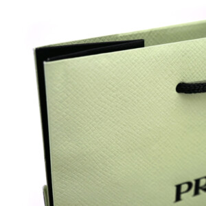 イタリアのラグジュアリーブランドの、目状のエンボス加工された特徴的な高級感あふれるオリジナル紙袋