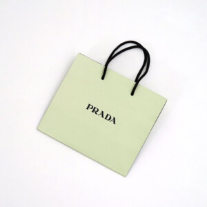 イタリアのラグジュアリーブランドの、ライトグリーンとブラックの切り替えが特徴的な高級感あふれるオリジナル紙袋