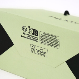 イタリアのラグジュアリーブランドの、環境マークがプリントされた機能性とサステナビリティの二つを両立するオリジナル紙袋