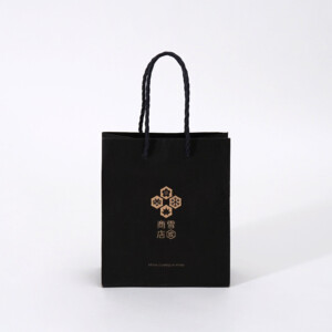 新潟のお土産ショップの、黒で全面印刷が施された未晒クラフト紙素材のオリジナル紙袋