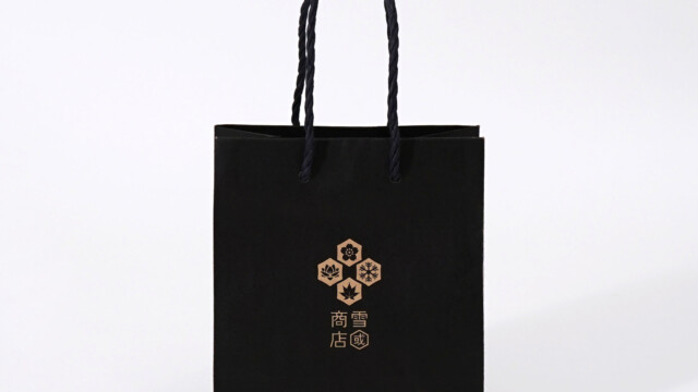 お土産ショップの地元愛感じるクラフト素材のショッパーを読む