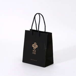 新潟のお土産ショップの、黒で全面印刷が施された未晒クラフト紙素材のオリジナル紙袋