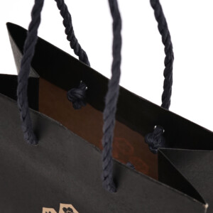 新潟のお土産ショップの、黒で全面印刷が施された未晒クラフト紙素材のオリジナル紙袋