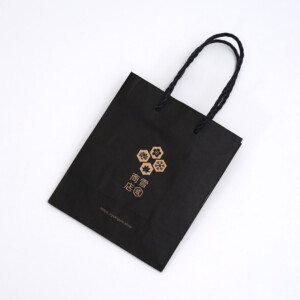 新潟のお土産ショップの、黒で全面印刷が施された未晒クラフト紙素材のオリジナル紙袋