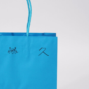 お菓子ブランドの、ワンカラーでも目を惹く、紙丸紐ハンドルとクラフト紙の風合い豊かなオリジナル紙袋