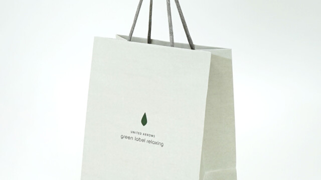シンプルで上質、サステナブルなアパレルブランドの紙袋を読む