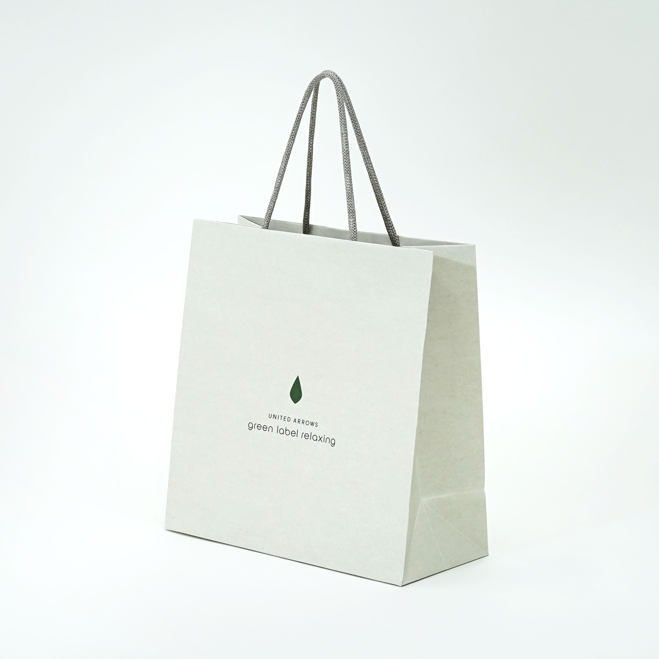シンプルで上質、サステナブルなアパレルブランドの紙袋