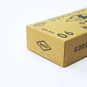 話題を呼んだお菓子ブランドの、ロゴにブラックの箔押しとデボス加工を施したオリジナルボックス