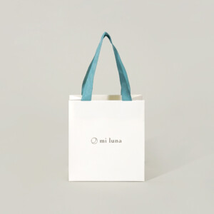 ターコイズのハンドルカラーが目を惹く紙袋0