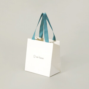 ターコイズのハンドルカラーが目を惹く紙袋1