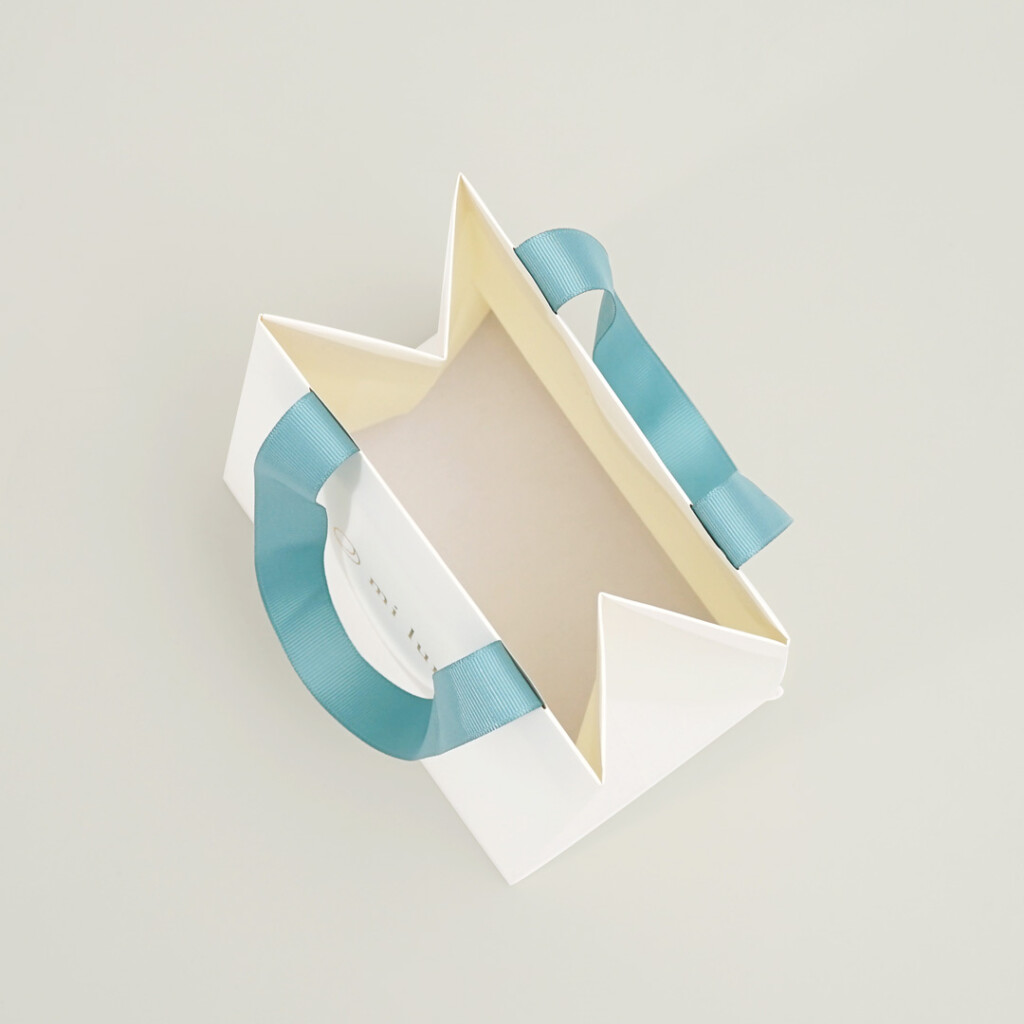 ターコイズのハンドルカラーが目を惹く紙袋4